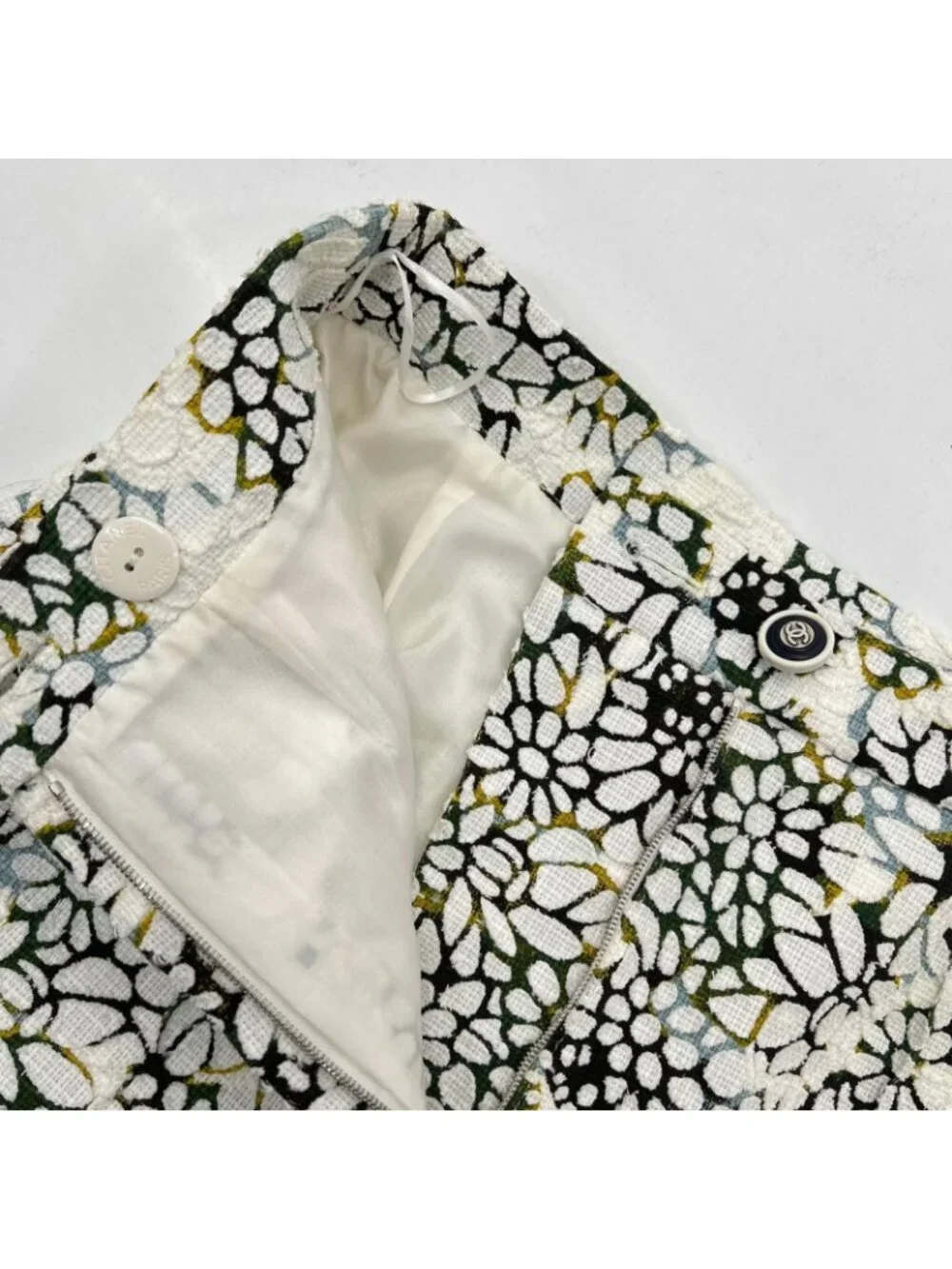 Chanel CC Logo Button Total Flower Design Shorts 34